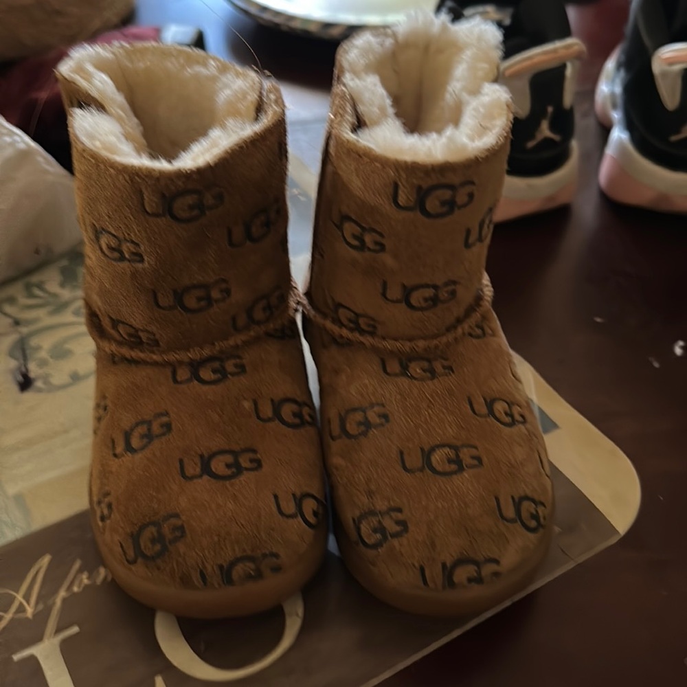 Uggs boots for little girl sizes 6 brown